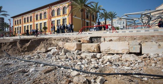 Vista general de una parte del paseo marítimo de Vinarós arrastrado por la fuerza del agua tras el episodio de gota fría que registró ayer con la mayor cantidad de agua caída con casi 400 l/m2 y de ellos, 159 l/m2 en una hora. EFE/Domenech Castelló