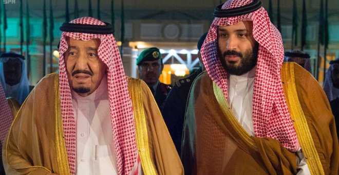 El rey Salman junto a su hijo y heredero, Mohamed bin Salman. REUTERS