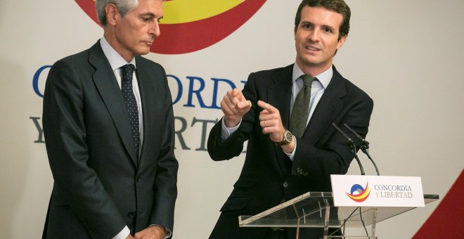 El presidente del Partido Popular, Pablo Casado, junto al presidente de la Fundación Concordia y Libertad, Adolfo Suárez Illana. EFE/ Santi Donaire