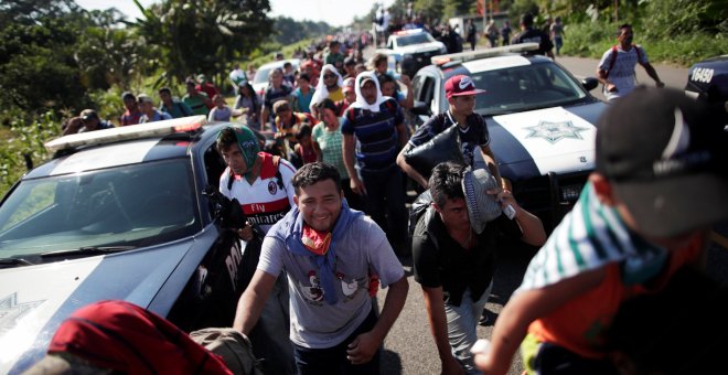 Migrantes centroamericanos caminan por una carretera cerca de la frontera con Guatemala mientras continúan su viaje tratando de llegar a los Estados Unidos. / REUTERS - UESLEI MARCELINO