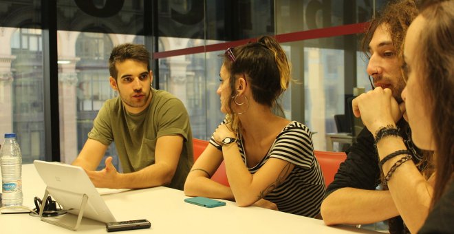 Integrantes de la banda 'Mafalda' en una entrevista en la redacción de Público. Fotografía: Christian González.