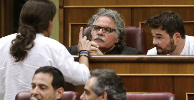 PAblo Iglesias (de espaldas) conversa con los diputados de ERC Joan Tardá y Gabriel Rufián.- EFE/BALLESTEROS/ARCHIVO