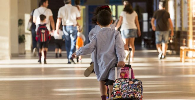 Un niño entrando al colegio | EFE