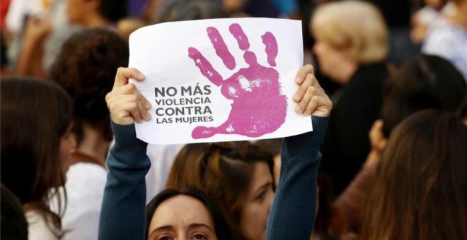 Una mujer protesta contra la violencia machista.- EFE