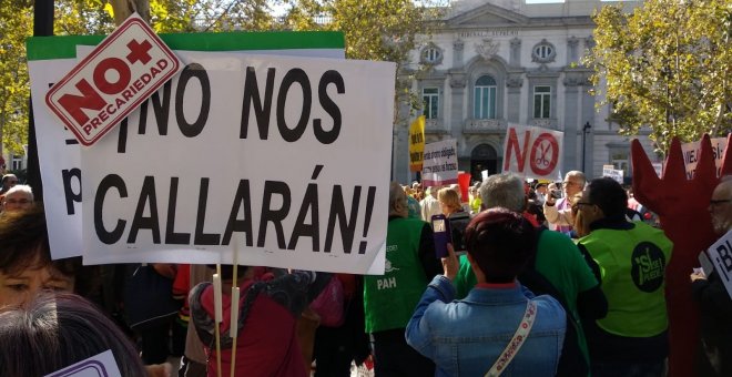 Centenares de personas han participado en un escrache ante las puertas del Tribunal Supremo, en Madrid, en protesta por la precariedad de las pensiones y por la "aberrante" decisión de revisar la doctrina de una sentencia que establece que la banca debe p