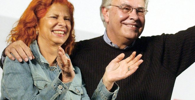 Fotografía de febrero de 2004 de la exministra socialista de Cultura Carmen Alborch, junto al expresidente del Gobierno Felipe González, durante un acto de precampaña electoral del PSPV-PSOE en Valencia. EFE/Manuel Bruque