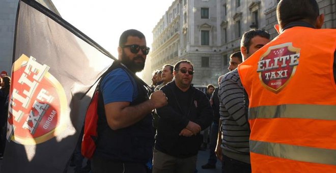 25/10/2018.- Manifestación de taxistas en las inmediaciones del Congreso de los Diputados, en coincidencia con el pleno en el que se decide si convalida o deroga el real decreto que faculta a las comunidades autónomas y los ayuntamientos a regular la acti