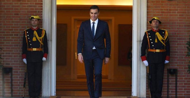 Pedro Sánchez, en la entrada del palacio de La Moncloa. (FERNANDO VILLAR | EFE)