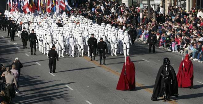 Cientos de personas vestidas de personajes de la popular saga de la Guerra de las Galaxias, durante el Desfile de las Rosas./REUTERS