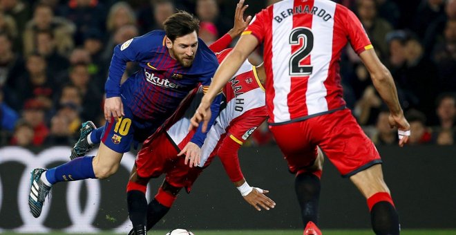 Lionel Messi cae ante Ramalho, del Girona, durante el Barça-Girona de primera vuelta, disputado en el Camp Nou. - EFE