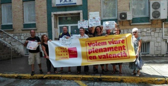 Acció de protesta de la Plataforma per la Llengua a les portes del Centre Sanitari Joan Llorenç, a València, per denunciar cas de ginecòloga que no volia atendre un pacient per parlar valencià