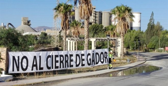 Pancarta en la entrada de la fábrica./EUROPA PRESS