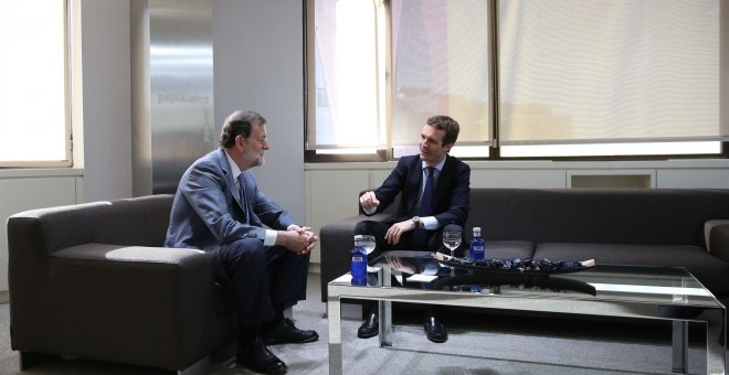 El presidente del PP, Pablo Casado, y su predecesor, Mariano Rajoy, en la reunión mantenida el lunes 23 de julio en la sede de la calle Génova. PP