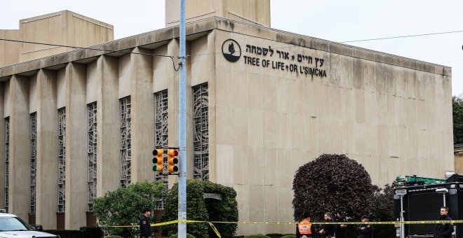 Imágenes del cordón policial en la sinagoga de Pittsburgh tras un ataque con armas que ha terminado con la muerte de once personas. JOHN ALTDORFER/REUTERS