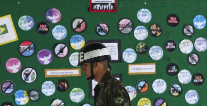 Un soldado brasileño en el centro de votación, donde Jair Bolsonaro, legislador de extrema derecha y candidato presidencial del Partido Social Liberal (PSL), emitirá su voto, en Río de Janeiro, Brasil, el 28 de octubre de 2018. REUTERS / Ricardo Moraes /P