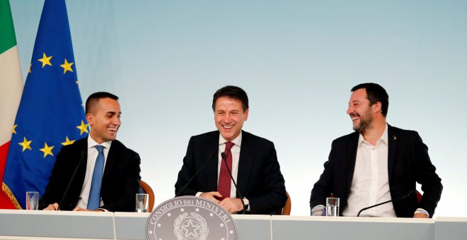 El primer ministro italiano, Giuseppe Conte, flanqueado por los vicepresidentes y líderes de los partidos que forman el Gobierno trasalpino, el del Movimiento 5 Estrellas y ministro de Trabajo e Industria, Luigi Di Maio, y el de Liga Norte y ministro de I