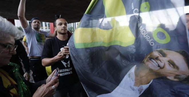 Simpatizantes del candidato a la presidencia de Brasil Jair Bolsonaro manifiestan su apoyo hoy, domingo 28 de octubre de 2018, en la avenida Paulista, en Sao Paulo (Brasil). Cerca de 147 millones de electores están convocados hoy a las urnas para la segun