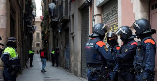 Los Mossos d'Esquadra han puesto en marcha una operación contra el narcotráfico en Barcelona que incluye unos cuarenta registros de "narcopisos". /EFE