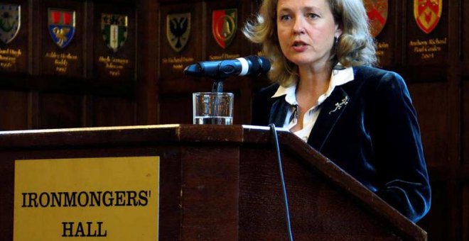 La ministra de Economía de España, Nadia Calviño, durante su intervención en una conferencia organizada por la Cámara de Comercio de España en Londres. (MARÍA EUGENIA FRANCISCO | EFE)