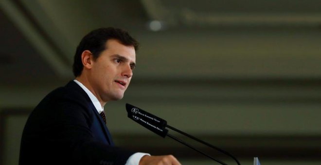 El presidente nacional de Ciudadanos, Albert Rivera, durante su intervención en la que presenta al portavoz de Ciudadanos en la Asamblea de Madrid, Ignacio Aguado, en un desayuno informativo. /EFE