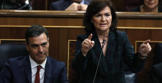 El presidente del Gobierno, Pedro Sánchez, junto a la vicepresidenta del Gobierno, Carmen Calvo , junto durante la sesión de control al Gobierno celebrada hoy en el Congreso de los Diputados. EFE/Javier Lizón