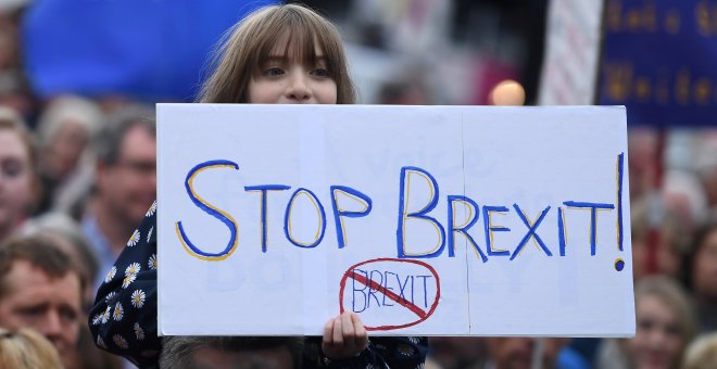 Manifestaciones contrarios al Brexit en una concentración en Belfast. - REUTERS