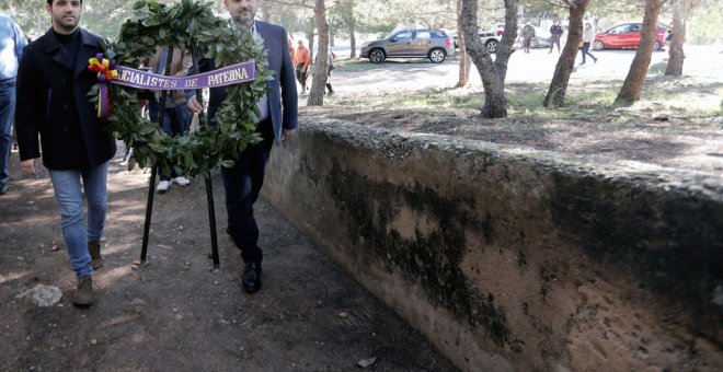 El ministro de Fomento, Jose Luis Ábalos (d) junto al alcale de Paterna, Juan Antonio Sagredo, durante la vista que ha realizado al "paredón de España", lugar en el que fueron fusilados miles de represaliados, junto al cementerio de Paterna. (Valencia). E