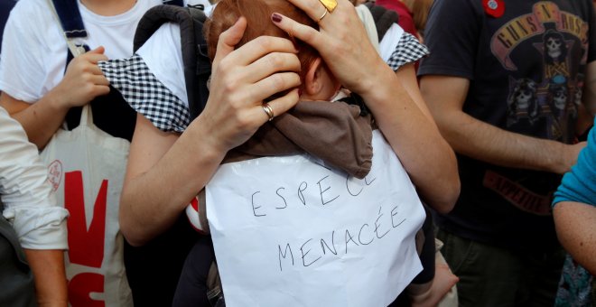 Una mujer lleva a su bebé en una protesta contra el cambio climático en París - REUTERS/Philippe Wojazer