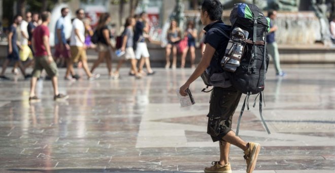 Un turista visita la plaza de la Virgen de Valencia - EFE