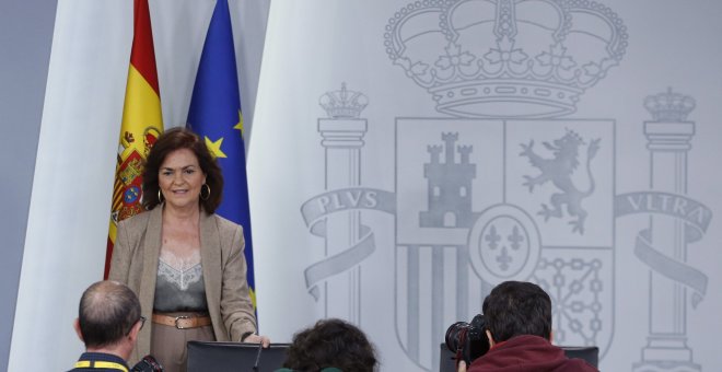 La vicepresidenta del Gobierno, Carmen Calvo, a su llegada a la rueda de prensa posterior a la reunión del Consejo de Ministros. EFE/Javier Lizón