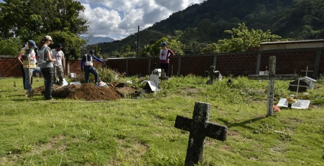 Miembros del Comité Internacional de la Cruz Roja (CICR) trabajan en la recuperación de los restos mortales de asesinados durante el conflicto armado en Colombiam en un cementerio en la jungla del Catatumbo. - AFP