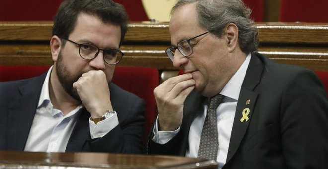 24/10/2018.- El presidente de la Generalitat, Quim Torra (d), habla con el vicepresidente del Govern y conseller de Economía, Pere Aragonès, durante la sesión de control del Parlamento de Cataluña, celebrada en plenos preparativos para la activación del C