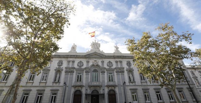 02/11/2018.- Varios medios de comunicación esperan esta mañana frente al Tribunal Supremo donde hoy la Fiscalía y la Abogacía del Estado presentarán sus escritos provisionales de acusación en la causa del proceso soberanista catalán, después de que haya t