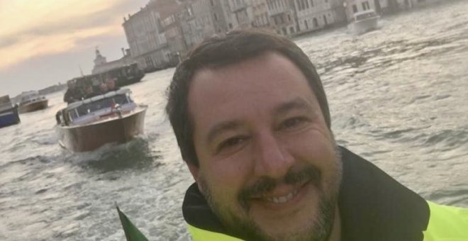 Un 'selfie' de Salvini en medio de las inundaciones de Venecia indigna a Italia