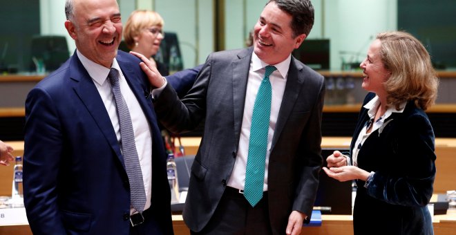 La ministra de Ecomía, Nada Calviño, conversa con el comisario de Asuntos Económicos, Pierre Moscovici, y el ministro irlandés de Finanzas, Paschal Donohoe, antes del comienzo de la reunión del Eurogrupo, en Bruselas. REUTERS/Francois Lenoir