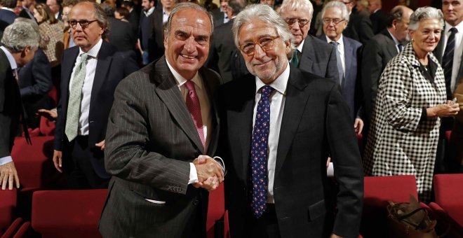 El empresario y expolítico Josep Sánchez Llibre, tras ser elegido nuevo presidente de Foment del Treball, la principal patronal catalana, saluda a su predecesor Joaquim Gay de Montellà (i). EFE/Toni Albir