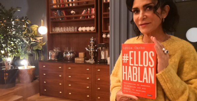 La periodista mexicana Lydia Cacho, con un ejemplar de su libro 'Ellos hablan'. N.C.