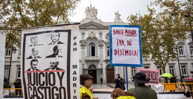 Concentración de activistas antidesahucios ante la sede del Tribunal Supremo, durante el pleno que resuelve sobre pago del impuesto de las hipotecas. EFE/Rodrigo Jiménez