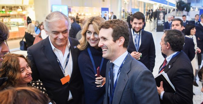 El líder del PP, Pablo Casado, y el eurodiputado Esteban González Pons ofrecen declaraciones ante los medios a su llegada al congreso del Partido Popular Europeo que se celebra en Helsinki (Finlandia). EFE/ Kimmo Brandt