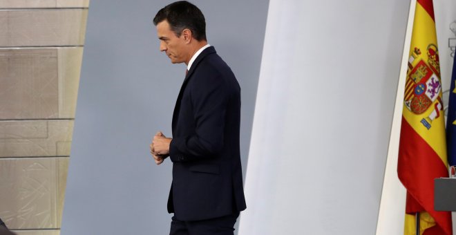 El presidente del Gobierno, Pedro Sánchez, tras una rueda de prensa en el Palacio de La Moncloa.EFE/Ballesteros