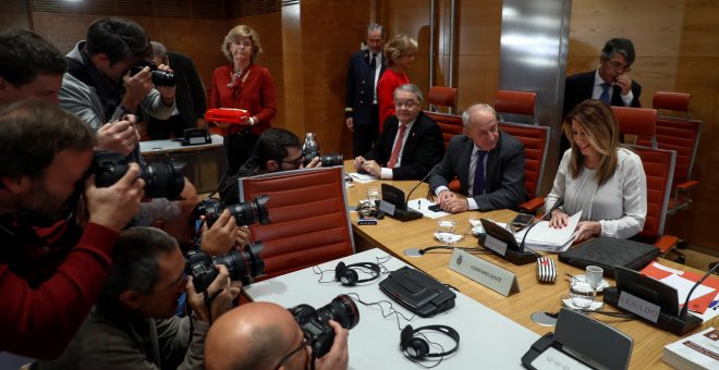 La presidenta de la Junta, Susana Díaz, antes de iniciar su comparecencia ante la comisión de investigación de la financiación de los partidos políticos del Senado, en la que solo participa el PP. EFE/ Emilio Naranjo