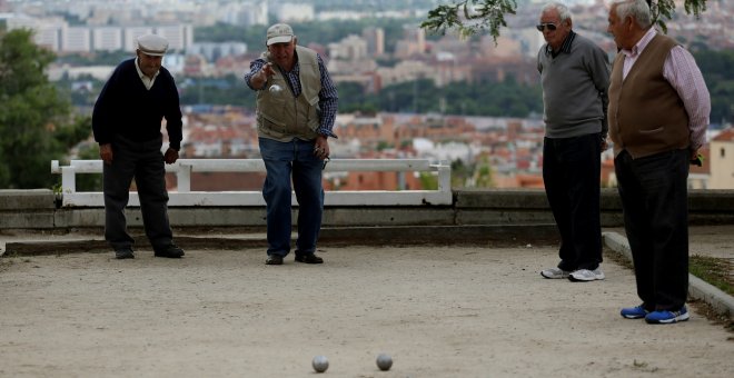 Unos pensionistas juegan a la petanca en un parque de Madrid. REUTERS/Sergio Perez