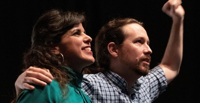 La candidata de Adelante Andalucía a la Presidencia de la Junta, Teresa Rodríguez, junto al secretario general de Podemos, Pablo Iglesias, en el acto ‘La mitad del camino hacia un nuevo país’, que ha tenido lugar en Sevilla. EFE/Raúl Caro