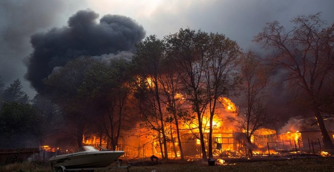 El paso del incendio por California. EFE/ Peter Dasilva