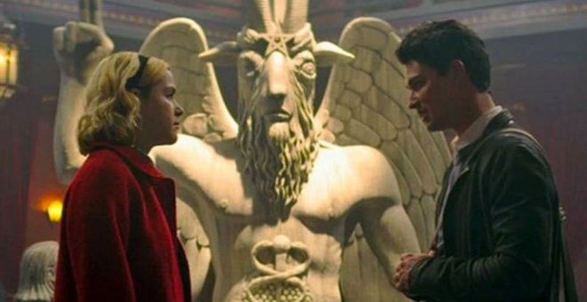 En la serie 'Las escalofriantes Aventuras de Sabrina' aparece Baphomet, objeto de la denuncia. NETFLIX