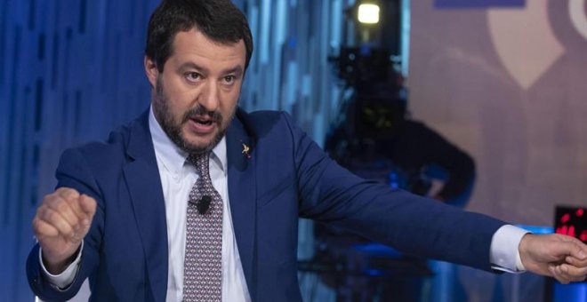 El ministro del Interior italiano, Matteo Salvini, participa en un programa de la televisión italiana, en Roma (Italia) hoy, 7 de noviembre. El Gobierno de Italia avanzó hoy en el endurecimiento de su política migratoria con la aprobación en el Senado de