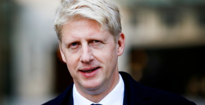 El miembro del Parlamento, Jo Johnson, abandona la Broadcasting House de la BBC, en Londres. REUTERS