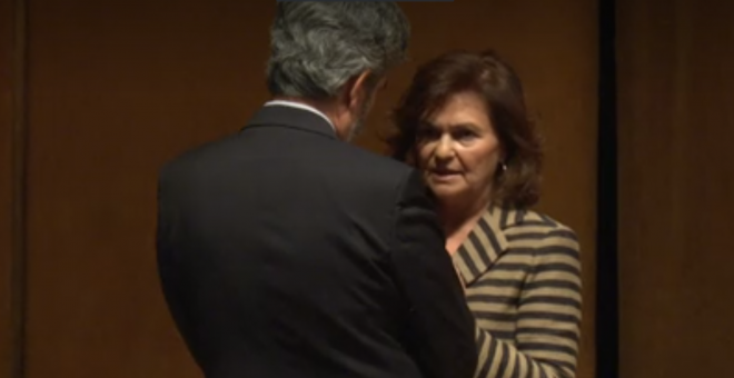 El presidente del Tribunal Supremo, Carlos Lesmes, y la ministra Carmen Calvo mantuvieron una intensa conversación justo el día que el Gobierno aprobó el decreto sobre las hipotecas./ 'LA SEXTA'