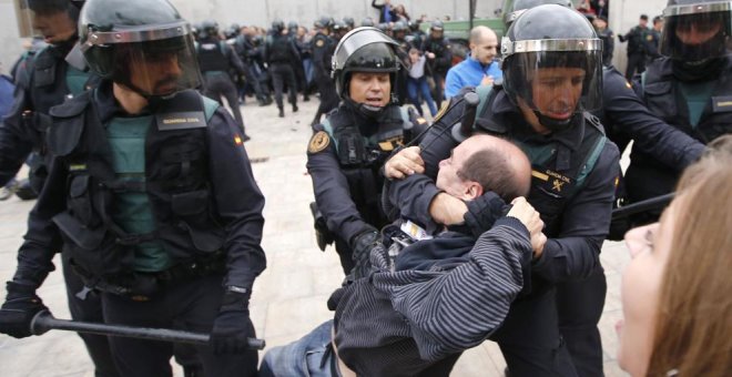 Actuación de la Guardia Civil en la localidad de Sant Julià de Ramis, en Girona, durante el 1-O. AFP/Raymond Roig