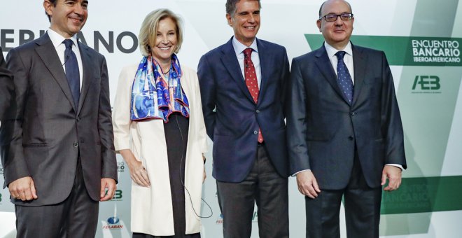 El presidente de la patronal de la banca AEB, José María Roldán (der), con los consejeros delegados de Banco Sabadell, Jaume Guardiola, Bankinter, María Dolores Dancausa, y de BBVA, Carlos Torres. EFE/Emilio Naranjo